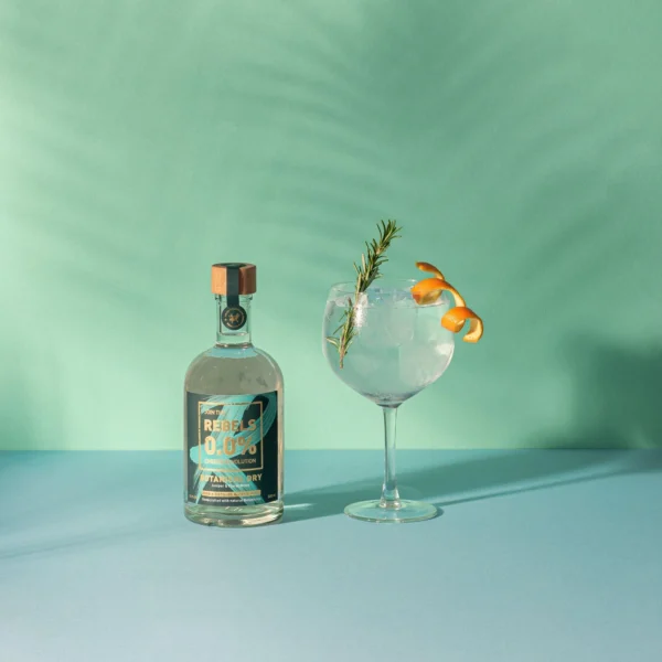 Nealko gin and tonic s Rebels Botanical Dry, ledem a plátkem grapefruitu